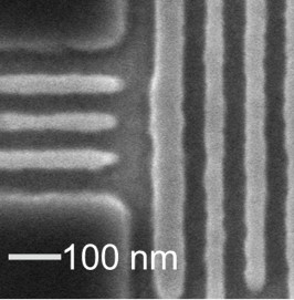 Strukturierter Lack, kleinster Pitch 80 nm, Grabenbreite ~ 40 nm in Zusammenarbeit mit Fraunhofer IPMS und  Infineon Dresden.