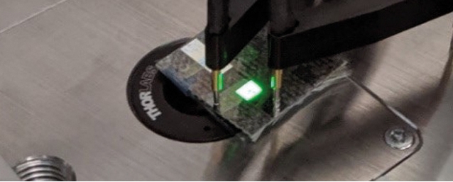 Grüne Quantum-Dot-LED auf einem Sicherheitstextil und rote Quantum-Dot-LED auf einem PES-Gewebe.