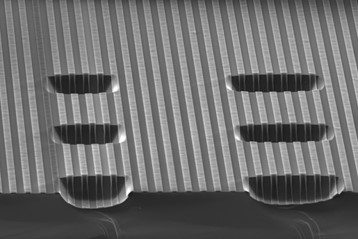 Negativsprühlack strukturiert für Lift-Off Prozess in 160 µm tiefen Si-Kavitäten.