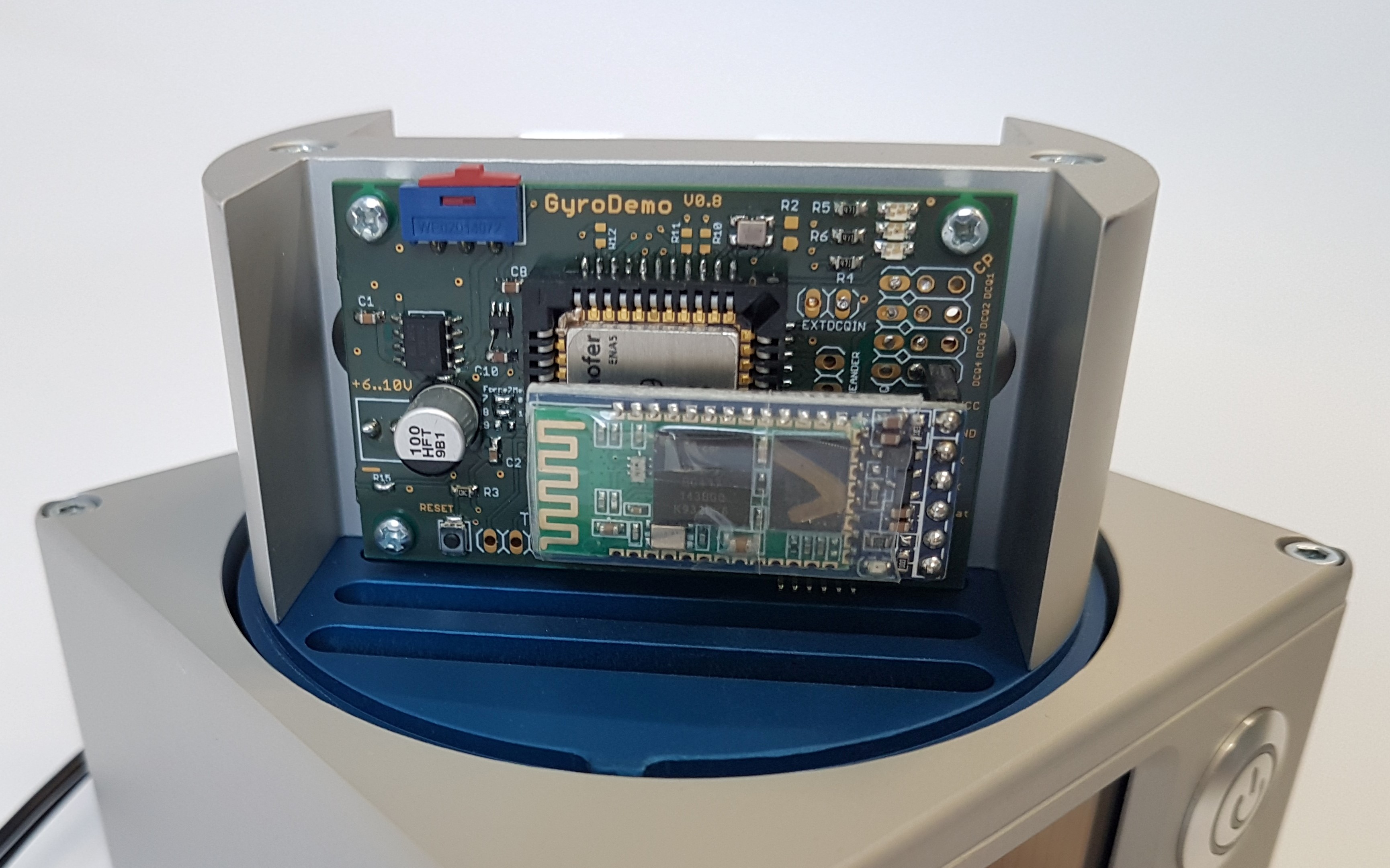 Sensor-Einheit des Gyrokompasses. Sensor-Einheit des Gyrokompasses.