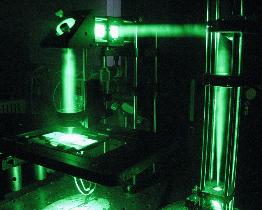 Labor-Mikrospektroskopie-Aufbau mit Laseranregung für Fluoreszenz-, Transmissions- bzw. Absorptionsmessungen. Foto: Fraunhofer ENAS