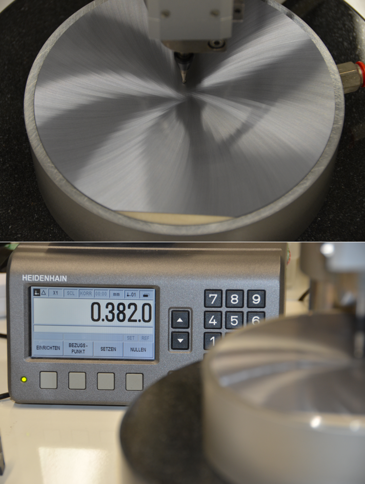 Messtaster (manuelles Messgerät),  Taktile Messung, Wafer wird mittels Vakuum auf einem Keramikchuck gehalten, Messgenauigkeit ± 0,5 µm, Messkraft 1 N ± 0,2, Proben: komplette Wafer (4“, 6“ und 8“), Chips/Bruchstücke; es handelt sich dabei immer um eine manuelle Messung.