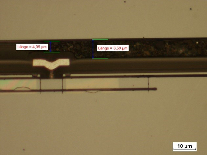 Detailaufnahme (Schliff) durch Glasfritt-Bond zwischen Sensorwafer und Deckelwafer.