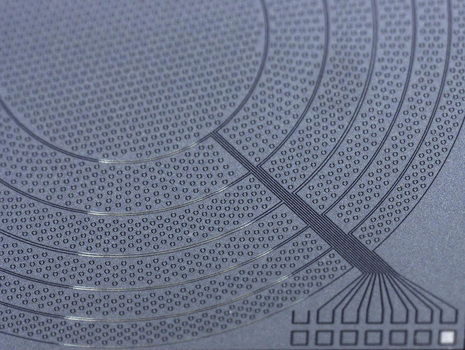 Miniaturisierter piezoelektrischer Ultraschallwandler mit radialsymmetrischem Array, gefertigt in Silizium-Mikrotechnologie. Miniaturisierter piezoelektrischer Ultraschallwandler mit radialsymmetrischem Array, gefertigt in Silizium-Mikrotechnologie.