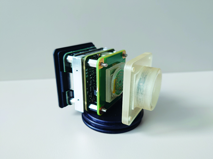Hyperspektrales Kamerasystem mit Vision-System-on-Chip-(VSoC)-Bildsensor und einem am Fraunhofer ENAS entwickelten abstimmbaren Fabry-Pérot-Filter.