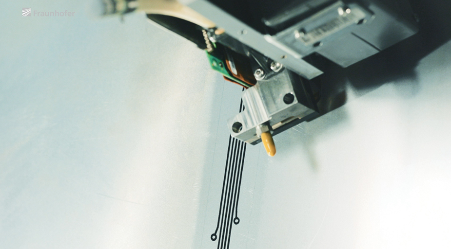 Abb. 1: Herstellung eines Kabelbaumsegmentes auf die Innenseite einer Fahrzeugtür mittels Sechs-Achs-robotergestützter Inkjet-Drucktechnologie.