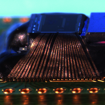 Die Fertigung der gedruckten Chip-2-Board-Verbindungen für das 3D-integriertes System in a Package (Dreifachstapel bestehend aus ASIC, Beschleunigungssensor und Power-Down-Interrupt-Generator) erfolgte mittels Aerosol-Jet-Technologie und Silbernanopartikeltinte.