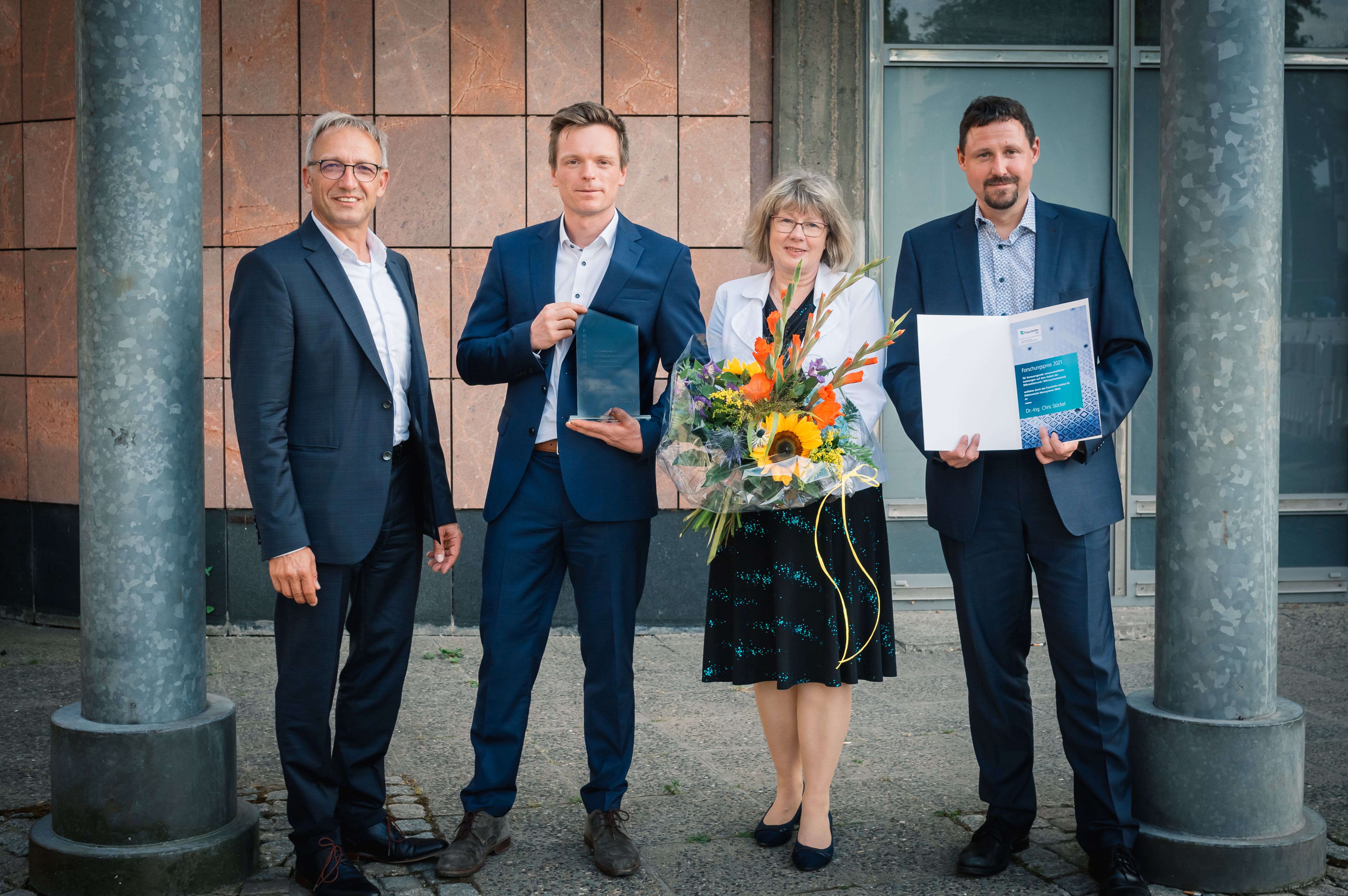 Fraunhofer ENAS Forschungspreis 2021 Der Fraunhofer ENAS Forschungspreis für herausragende wissenschaftliche Leistungen wurde von Prof. Karla Hiller, Vorsitzende der Forschungspreis-Jury, Dr. Sven Zimmermann und dem Institutsleiter Prof. Harald Kuhn überreicht. Der Preisträger Dr. Chris Stöckel erhielt den Forschungspreis für seine Entwicklungen von Technologien und Devices für piezoelektrische Mikrosysteme. Foto: Conny Schubert / Fraunhofer ENAS