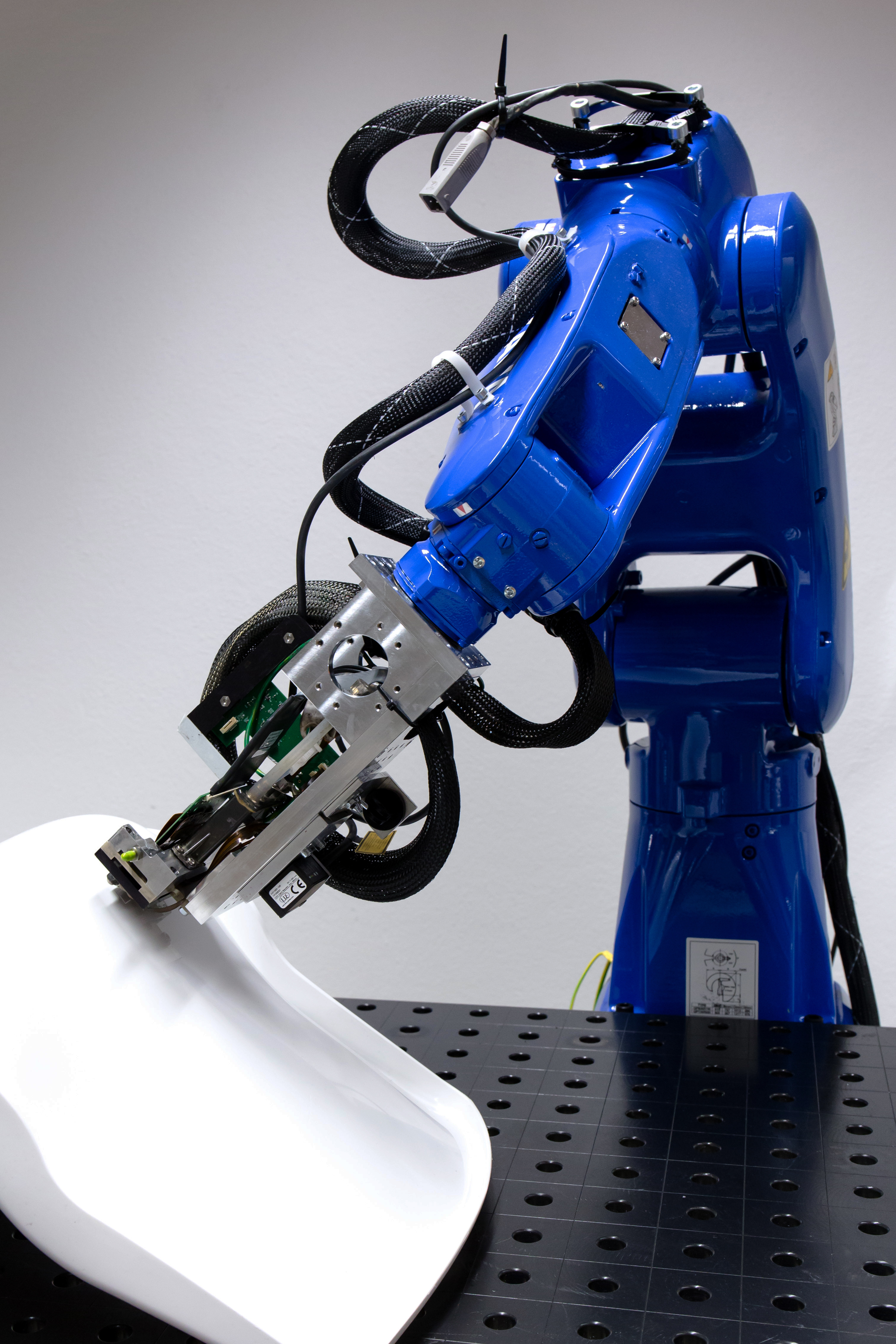 Robotergeführter Inkjet-Druck einer Heizleiterstruktur für eine beheizbare Sitzschale: Versuchsstand am Fraunhofer ENAS mit Roboter Yaskawa GP8 Quelle: Fraunhofer ENAS