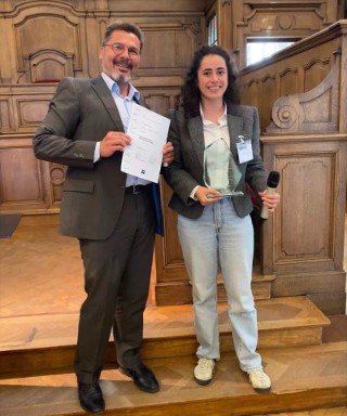 Dr. Thomas Weyh (Head of Sales & Sales Support Zeiss semiconductor mask solutions) übergibt den Preis an Frau Cansu Hanim Canpolat-Schmidt. Foto: Fraunhofer ENAS
