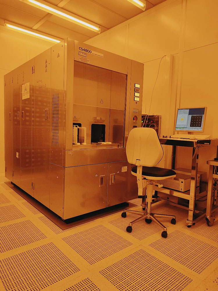 Foto des CD-SEM CS4800 der Firma Hitachi im Gelbraum der Lithographie am Fraunhofer ENAS