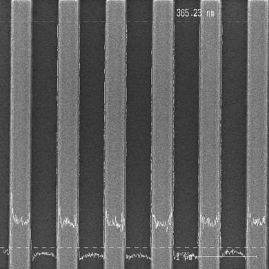 CD-SEM image of several line structures with automated measurement of the line widths. The value at the top of the image represents the mean value over the line widths measured on four lines in this example.