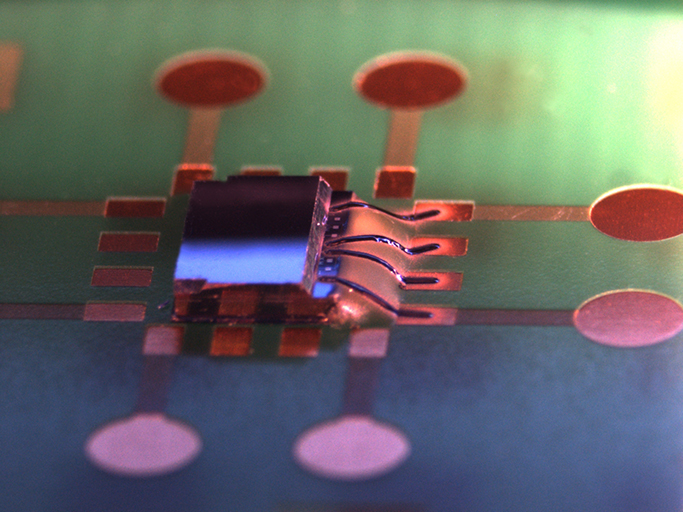Single Chip printed interconnects onto prepared sample AIM7e.