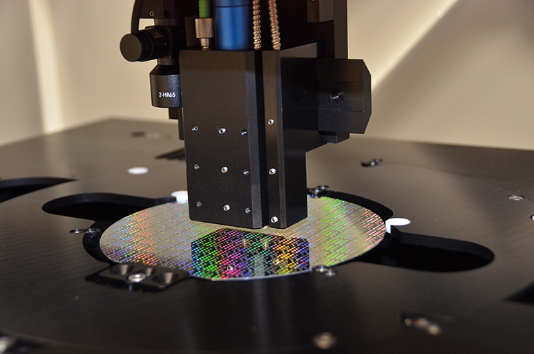 Sensor stage with chromatic distance sensor, withe light reflectometer (250 µm und 50 µm), and infrared interferometer.