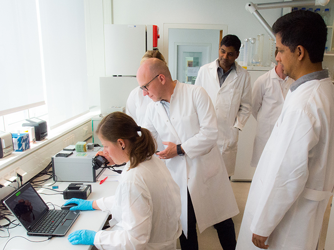 In the project »Microfluidic Based Detection of Microbial Communities and Antibiotic Responses in the Management of Diabetic Foot Ulcers« (MIDARDI), a team of Indian experts from the Manipal University, Achira Labs and German experts from BiFlow Systems GmbH, Fraunhofer IZI-BB and Fraunhofer ENAS are working together. In the project »Microfluidic Based Detection of Microbial Communities and Antibiotic Responses in the Management of Diabetic Foot Ulcers« (MIDARDI), a team of Indian experts from the Manipal University, Achira Labs and German experts from BiFlow Systems GmbH, Fraunhofer IZI-BB and Fraunhofer ENAS are working together.
