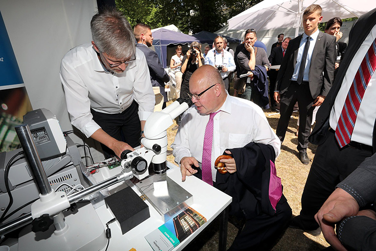 Piezoelectric micro sensors for industrial applications – Presentation of a German – Canadian cooperation by the German Federal Minister for Economic Affairs and Energy Peter Altmaier.