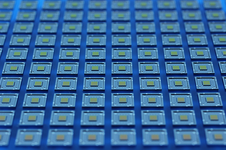 Photograph of FPIs with distributed Bragg reflectors. Photograph of FPIs with distributed Bragg reflectors.