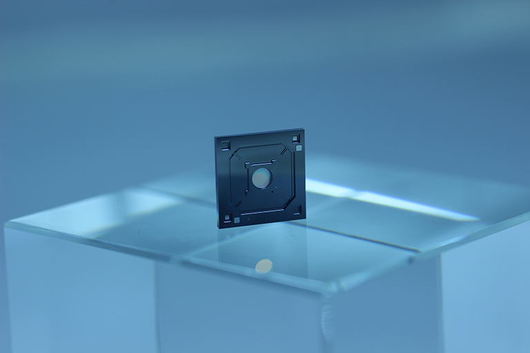 Photograph of FPI with subwavelength grating reflectors. Photograph of FPI with subwavelength grating reflectors.