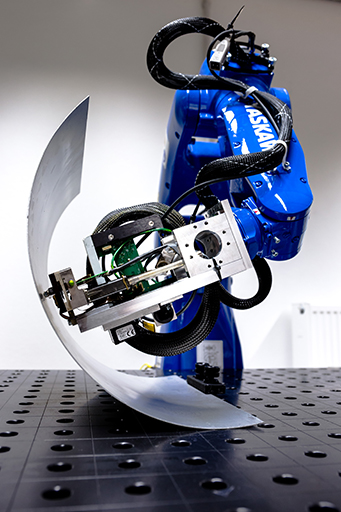 6-axis robot system with adapted digital printing technology for the production of, among other things, conductor paths on three-dimensional surfaces.