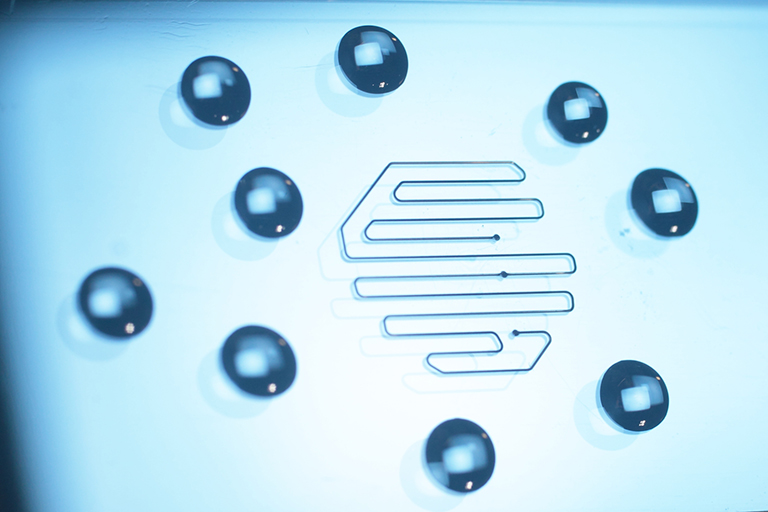 Microfluidic structure in glass with via holes.