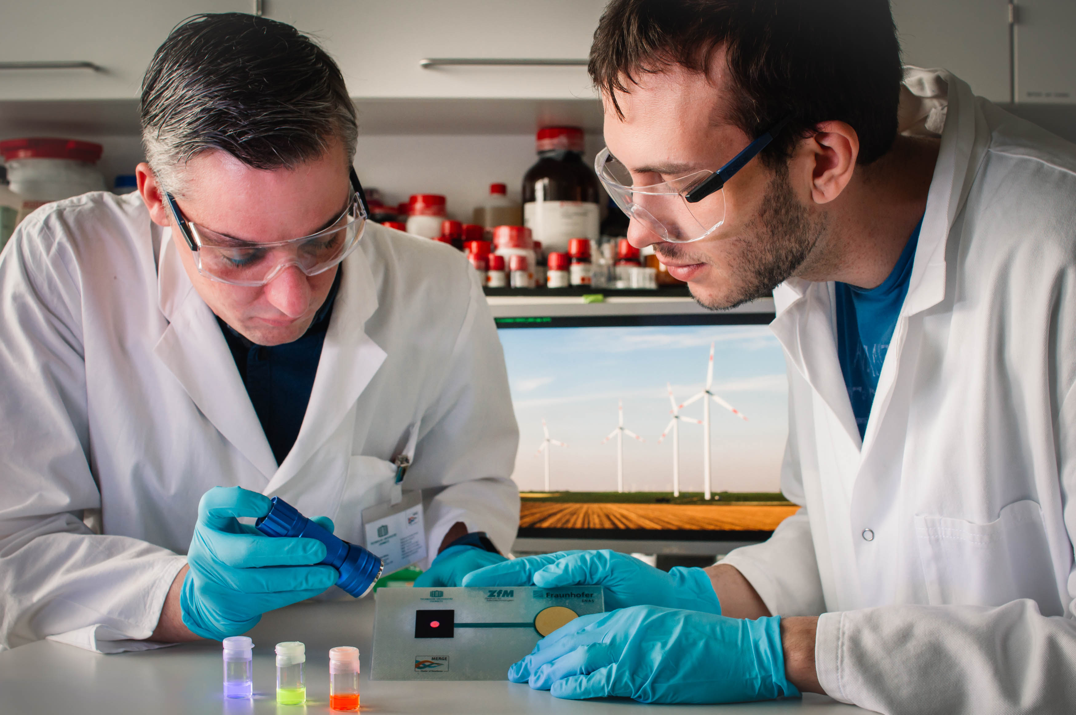 Demonstration of the fluorescent effect of Quantum Dot layers integrated within a fiber composite.