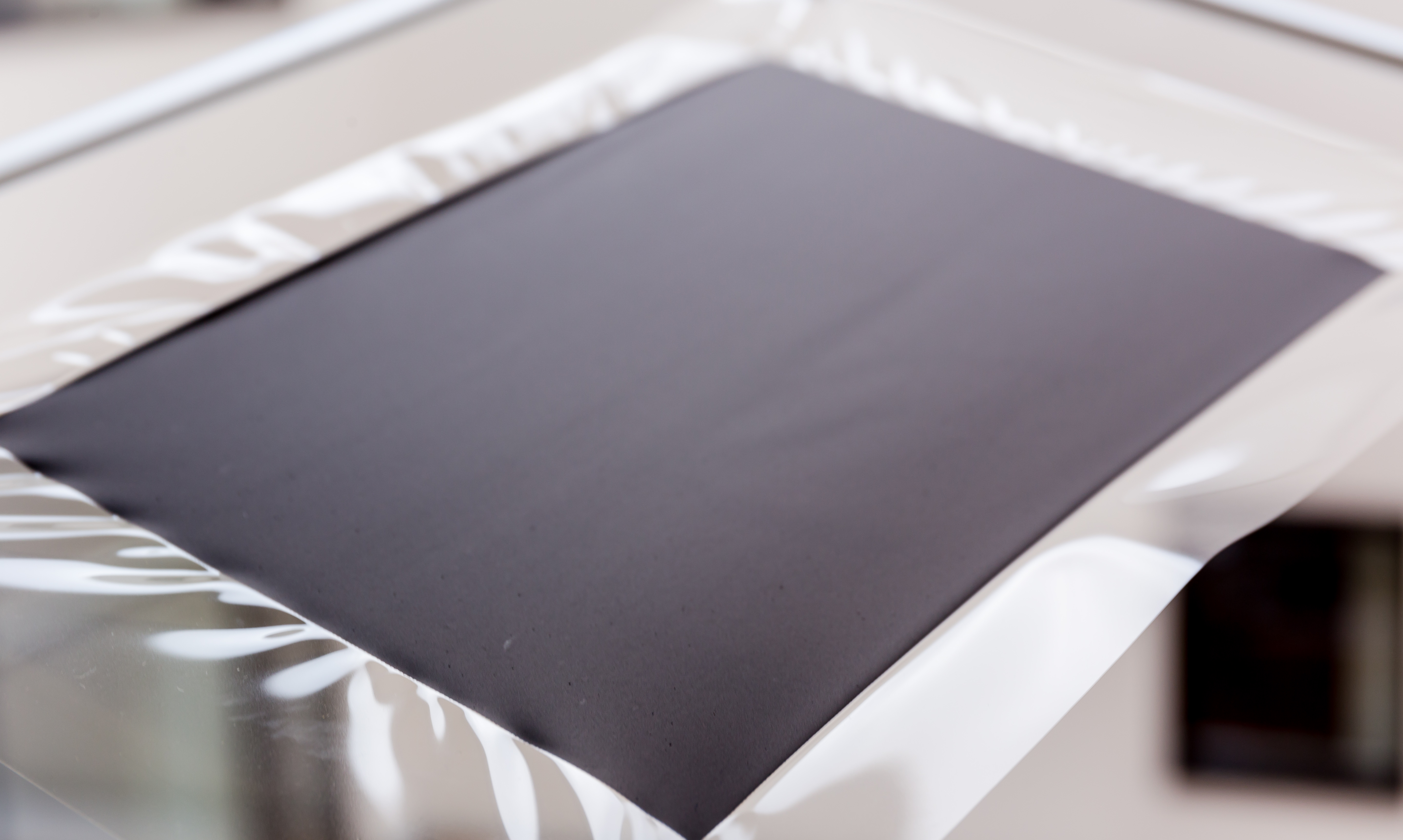 Catalyst Coated Membrane (CCM) für Membrane Electrode Assembly (MEA) in Brennstoffzellen oder Elektrolyseure. Foto © Fraunhofer ENAS