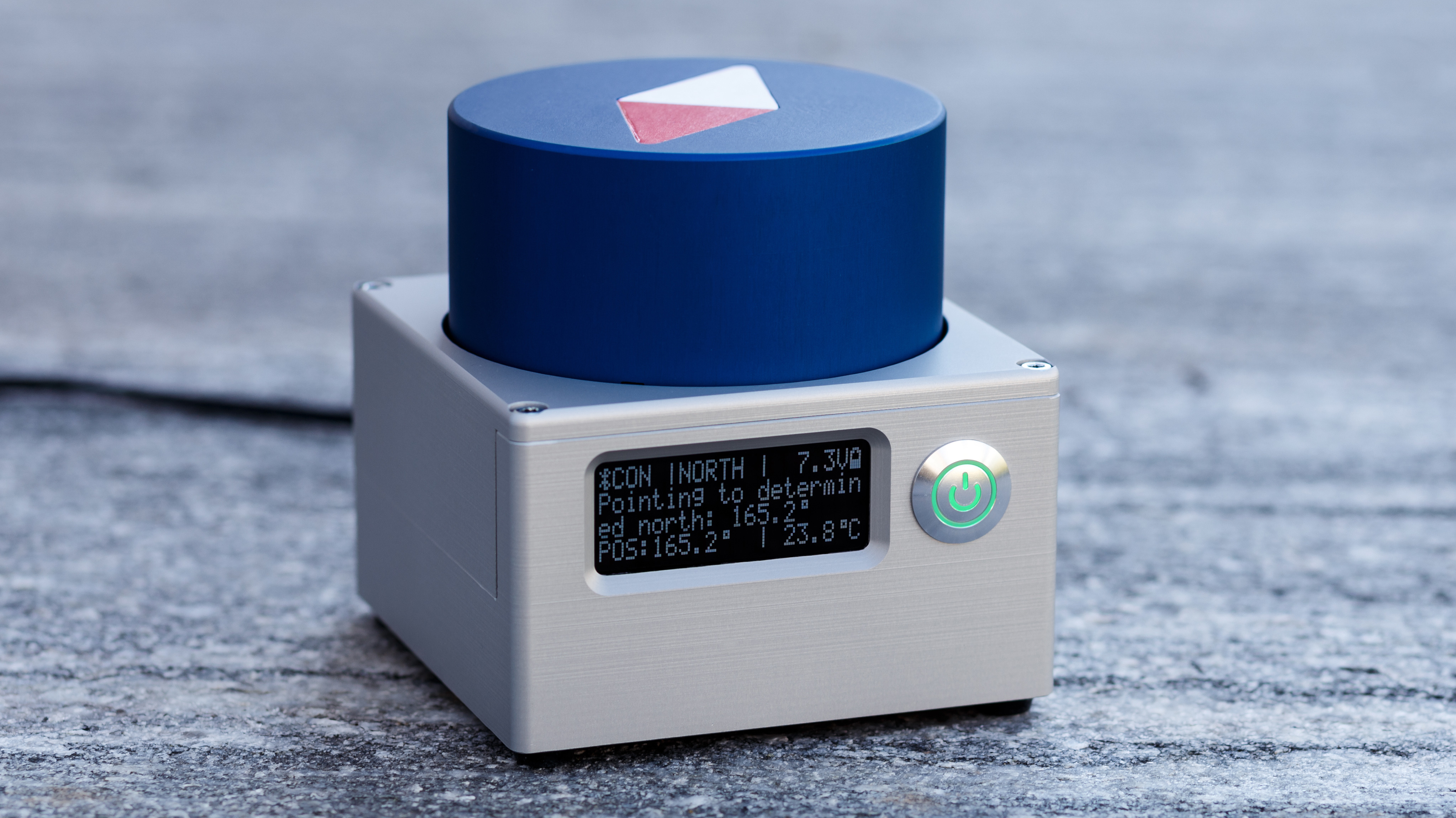 Fully integrated precision MEMS gyroscope in a standalone north-finder. Präzisions-MEMS-Gyroskops zur Bestimmung der Himmelsrichtung.