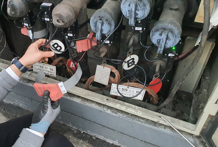 Cable Joint Monitoring System Installation von Sensoren in einer Mittelspannungsschaltanlage. Die eingesetzten MEMS-Vibrationssensoren wurden mittels einer über die FMD – Forschungsfabrik Mikroelektronik Deutschland realisierten Probestation charakterisiert.
