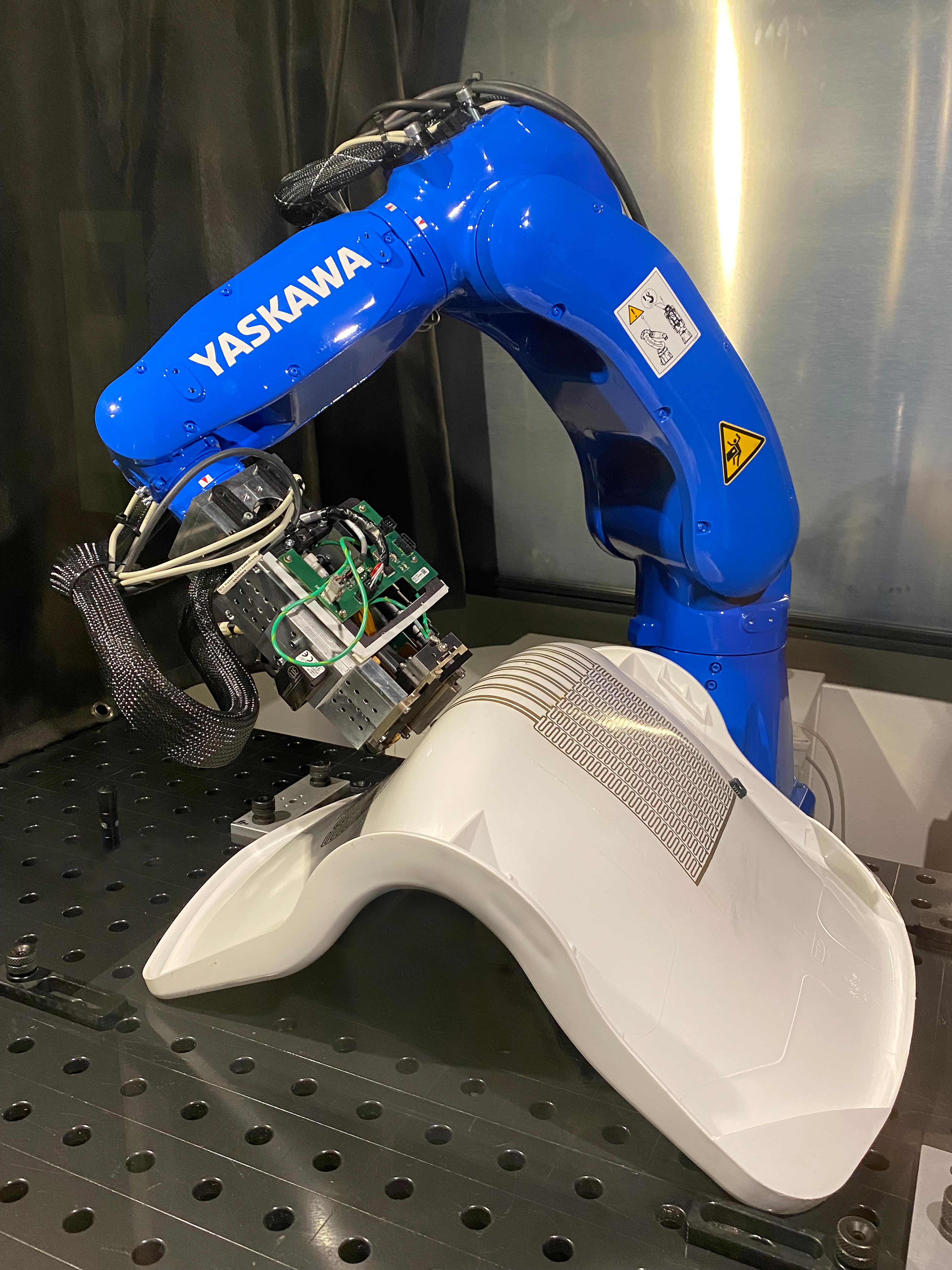 Robot-guided inkjet printing of a heating conductor structure for a heatable seat shell: test stand at Fraunhofer ENAS with Yaskawa GP8 robot. (Photo © Fraunhofer ENAS)