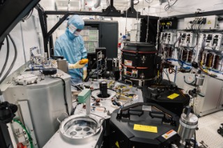 Maintenance on the “Applied Materials Centura 5200” 200 mm plasma etching tool fully remanufactured and augmented by memsstar. Photo: Fraunhofer ENAS / Cornelia Schubert